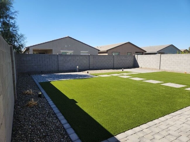 Building Photo - Mountain view single story home.