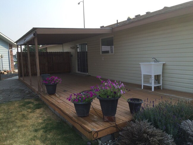 Building Photo - PENDING APPLICATIONS! Single Family Home i...