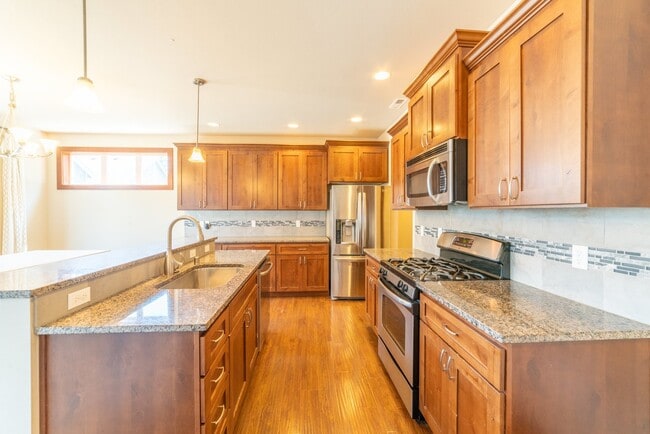 Building Photo - Large and Luxurious 2013 Built Home!