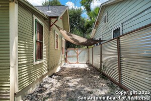 Building Photo - 331 Adaes Ave