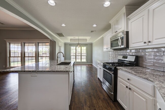 Building Photo - 4 Bed / 3 Bath in Jenks!
