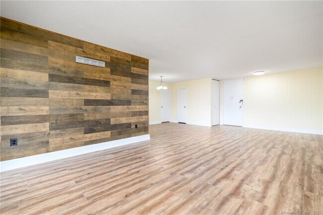 Building Photo - 44 Strawberry Hill Ave