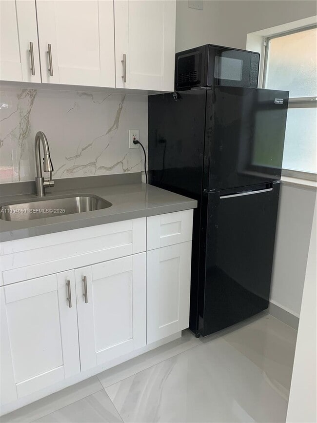 Building Photo - 707 NE 15th St