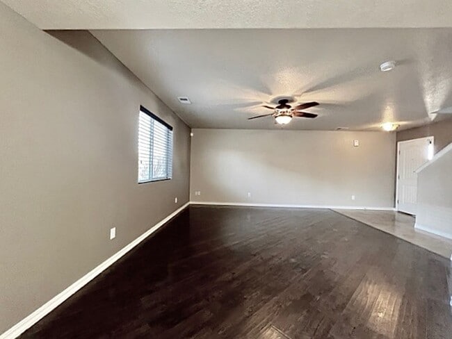 Building Photo - 2 Story Home with 3 Bed, 2.5 Bath, 2 Car G...