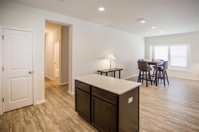 Building Photo - 242 Mossycup Dr