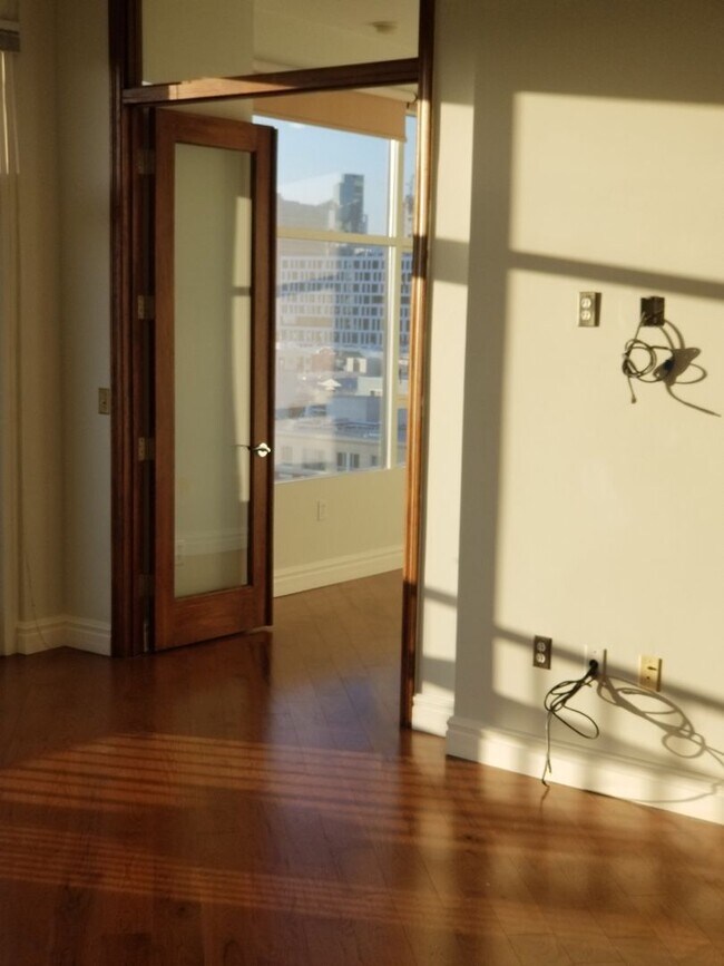 Building Photo - Downtown  1-Bed plus Loft 1bath 1 parking ...