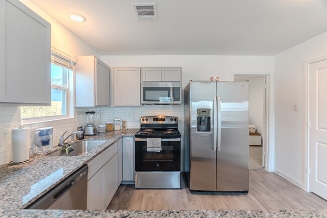 Building Photo - 16755 N Marie Vlg Dr