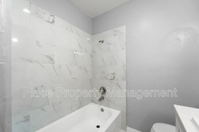 Building Photo - 145 Glenhaven Way
