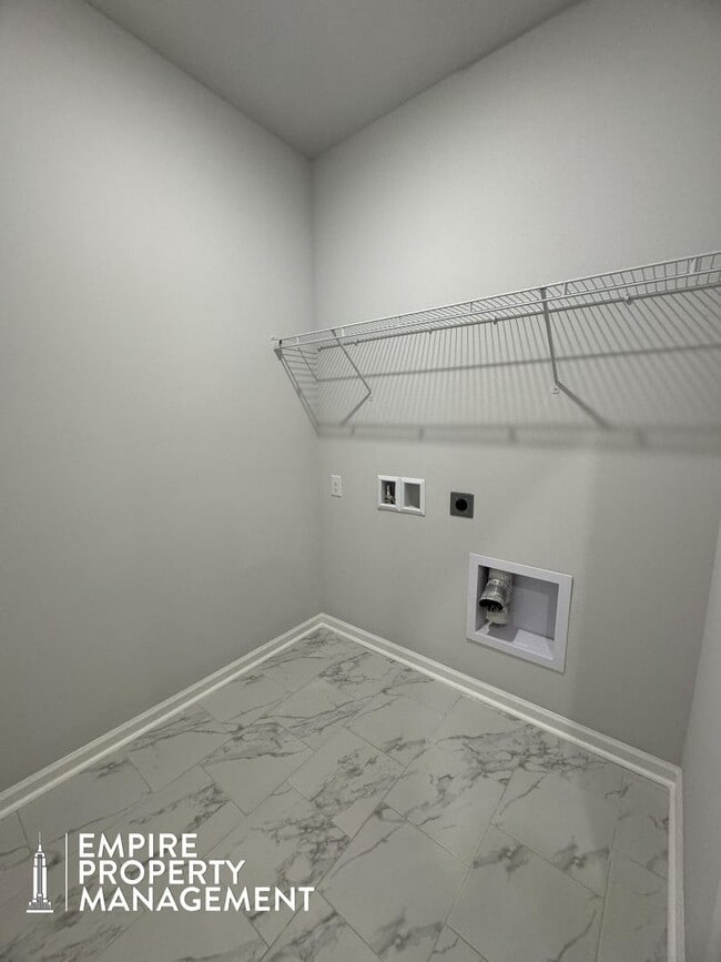 Building Photo - Move In Special: 1/2 Off 1st Month's Rent!!