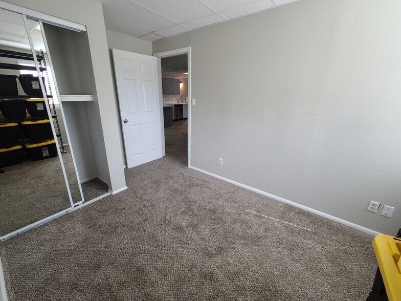 bedroom 2 - 940 W Red Oaks Dr