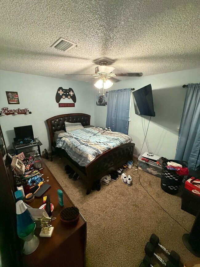 Building Photo - Upgraded 2BR/1.5BA Townhouse Apartment Con...