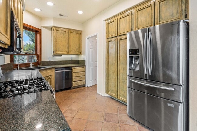 Building Photo - Stunning Home for Rent in Tierra Mesa, Sorrento Valley