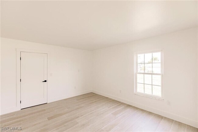 Building Photo - 204 5th St