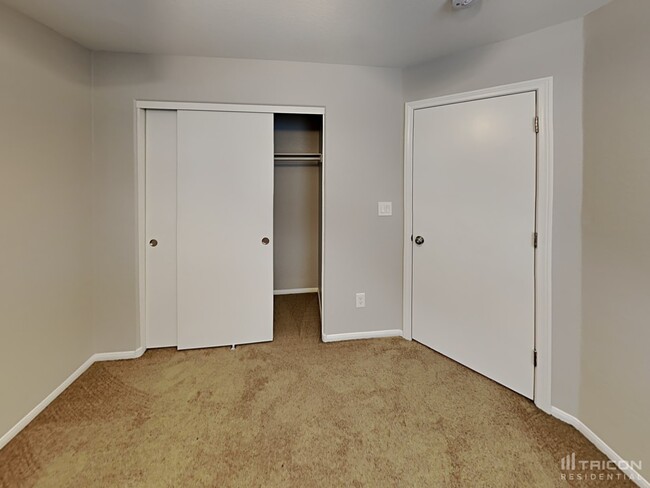 Building Photo - 2660 Sunrise Bluff Dr