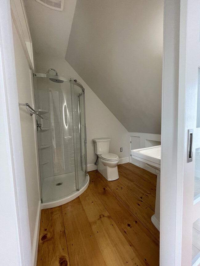 Third Floor Loft Bathroom - 18 North St