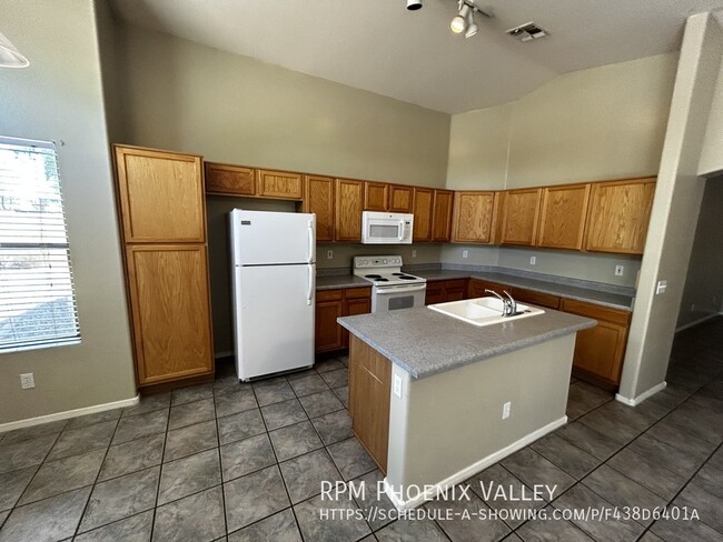 Building Photo - Open Concept 4 Bed/2 Bath W/ New Paint & N...