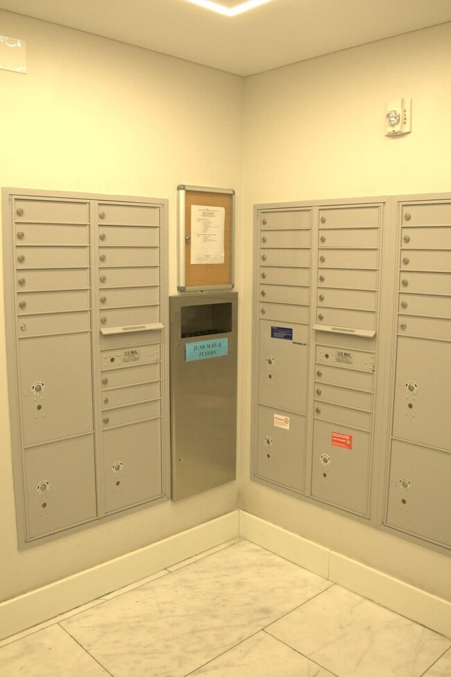 Building Photo - 340 Sunset Dr