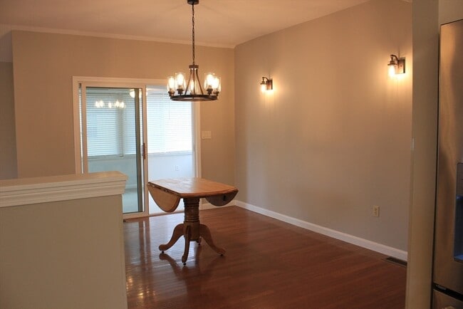Building Photo - 33 Brookbend Way W