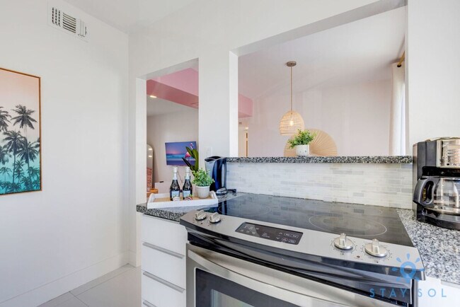 Building Photo - 809 S Ocean Dr
