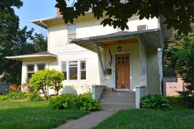 Primary Photo - Beautiful 4-bedroom 2.5-bathoom - Great Lo...