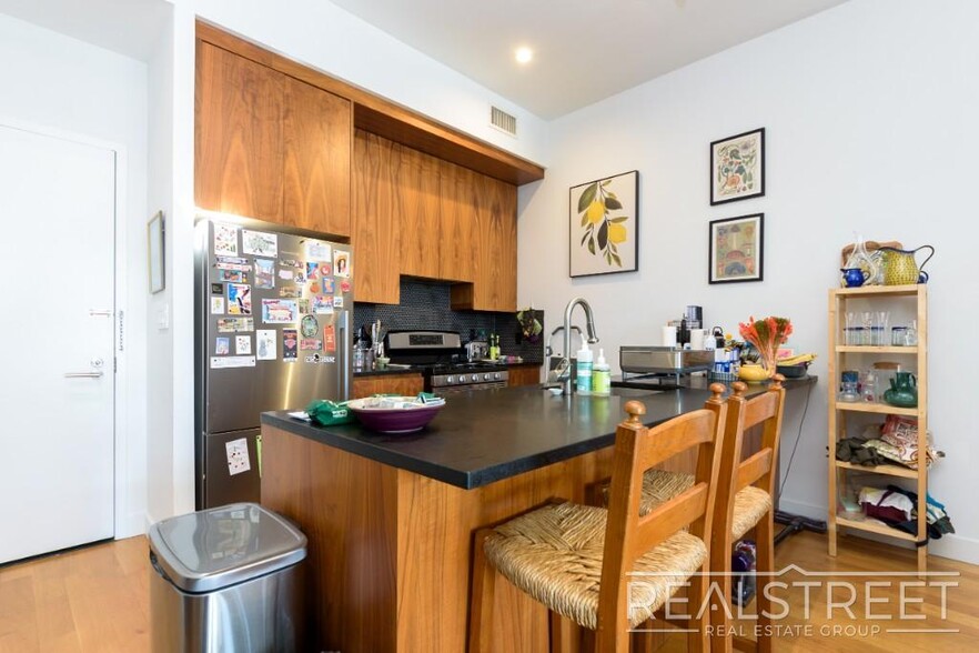 Building Photo - LOFT-LIKE 1 BED w PRIVATE ROOF DECK + LAUNDRY IN-UNIT