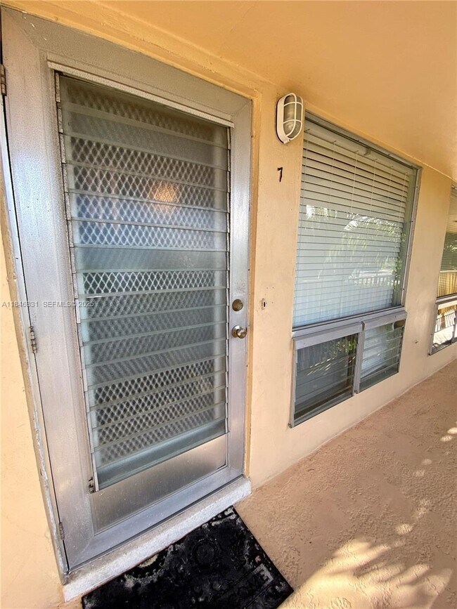 Building Photo - 2716 NE 30th Pl