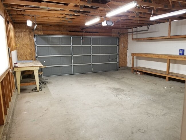 Building Photo - 4 Bedroom Home in Gardnerville For Rent