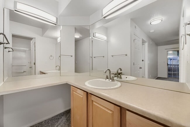 Building Photo - Updated 1 Bedroom Condo Near DTC Available Now