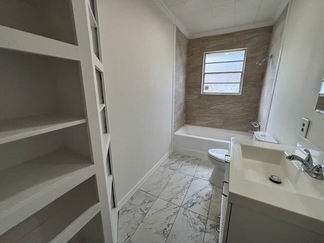 Building Photo - CHARMING UPDATED HOME IN MCRARY'S SOUTHERN HILLS