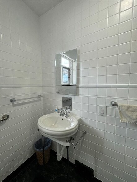 Building Photo - 407 Fallowfield Ave