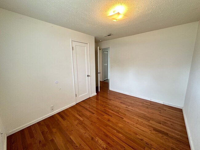 Building Photo - White Center - 3 Bedroom / 1.5 Bath Rambler