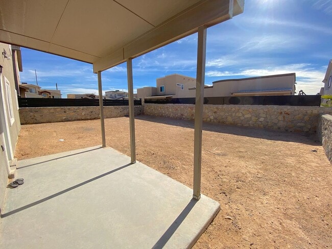 Building Photo - East El Paso 4 bed Refirg A/C