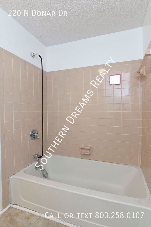 Building Photo - 220 N Donar Dr