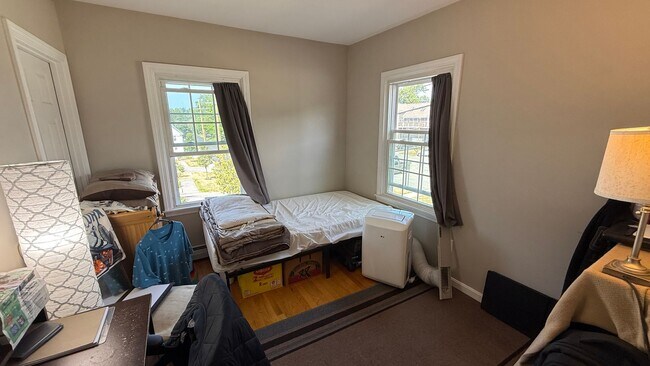Building Photo - 2 BR with hardwood, private entrance/deck,...