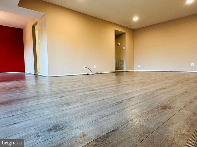 Building Photo - 11401 Commonwealth Dr