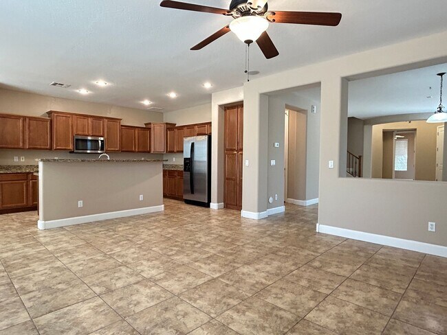 Building Photo - 300 W Wisteria Pl