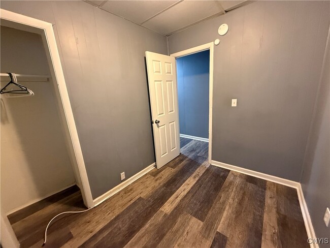 Building Photo - 221.5 Lakeview Ave