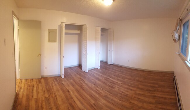 Large Bedroom - 1130 Valley St