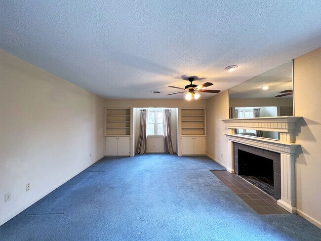 Building Photo - GREAT FARRAGUT LOCATION WITH INVITING FRONT PORCH CHARM!!!