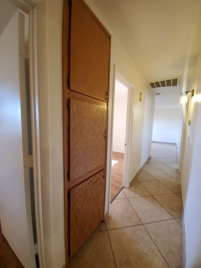 Building Photo - 4 bedroom, 1.5 bath - North Phoenix - Big ...