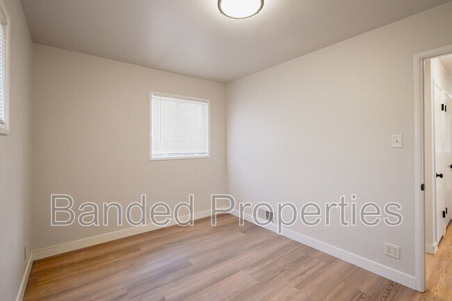 Building Photo - 351 E 4575 S