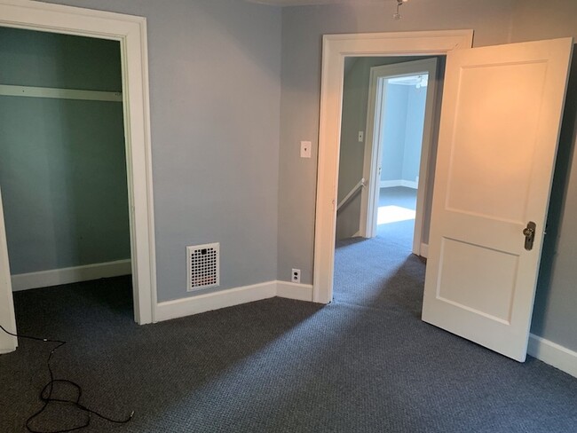 Building Photo - 3 bedroom, near park, close to Ontario