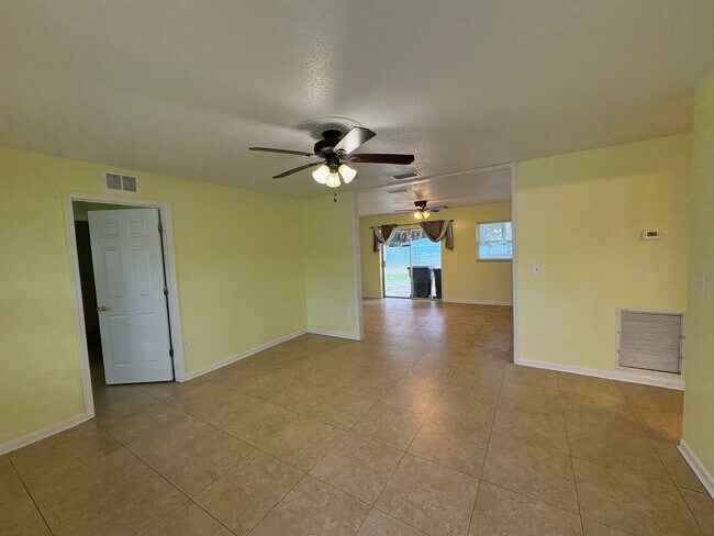 Building Photo - For Rent: 4-Bedroom Home in Lakeland