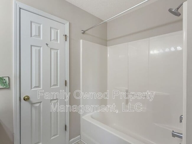 Building Photo - 502 Tree Branch Cir