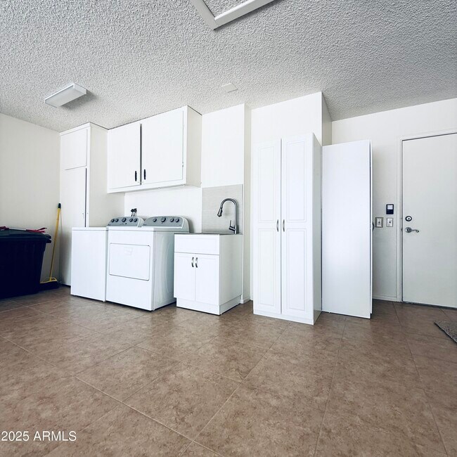 Building Photo - 17606 N 105th Ave