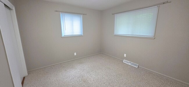 Building Photo - Beautiful 3 bedroom 2 bath! Southeast! $1295