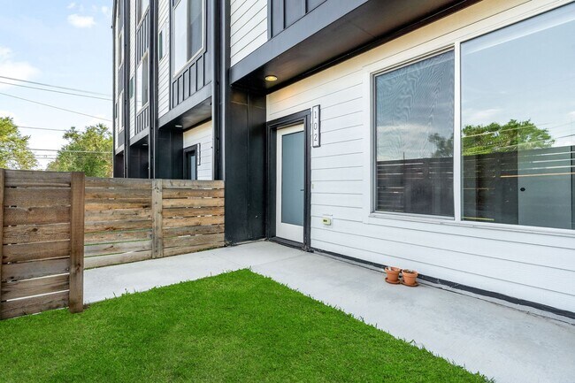 Building Photo - Gorgeous 3 bedroom, 4 bathroom townhome mi...