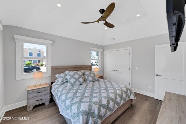 Building Photo - 347 Bay Ln