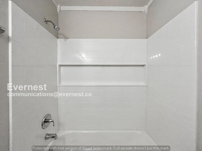 Building Photo - Limited Time Special Offer / 3 Bed, 2 Bath Home with Fenced Yard / Pet-Friendly / Available Now!