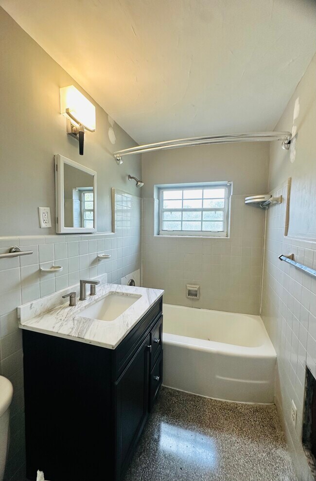 Building Photo - 259 Bloomfield Dr